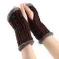 Détail de gants tricotés sans doigts avec bordure en fausse fourrure grise pour l'hiver - Taille unique / Café