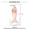 Vista dettagliata del pendente a pesce in acciaio inox con dimensioni e finitura smalto - Pesce Rosa Grande (YK340-1)