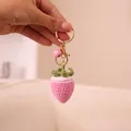 Porte-clés fraise rose fait main au crochet avec un joli accessoire de clochette - Fraise (xmrysk) / Rose
