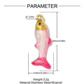 Vista dettagliata di un ciondolo a forma di pesce in acciaio inox con dimensioni - Pesce Rosa Medio (YK341-1)