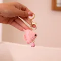 Porte-clés poisson en crochet rose fait main avec attache dorée et petite clochette - Poisson (xmrysk) / Rose