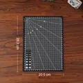 Tapis de découpe A4 noir pour la sculpture sur papier et les projets créatifs DIY - Plaque de support / Taille A4