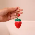 Porte-clés fraise fait main au crochet avec une cloche rouge et un fermoir doré - Fraise (xmrysk) / Rouge