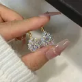 Primer plano de pendientes de moissanita con forma de gota de agua para ver detalles - Pendientes de Moissanita Gota de Agua Copo de Nieve / Dorado