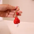 Handgemaakte rode gehaakte paddenstoel sleutelhanger met belletje en gouden ring - Paddenstoel (xmrysk) / Rood