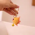 Kreatieve handgebreide roze en gele vis sleutelhanger met gouden belletje en ring. - Vis (xmrysk) / Geel