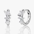 Gros plan de boucles d'oreilles créoles argentées avec pierres marquise, baguette et rondes. - Boucles d'Oreilles Moissanite à Trois Pierres Irrégulières (Or Blanc) / Argent