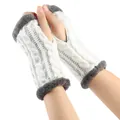 Mitaines blanches en maille torsadée avec bordure en fausse fourrure grise - Taille unique / Blanc