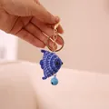 Handgemaakte blauwe gehaakte wollen vis sleutelhanger met een kleine bijpassende bel - Vis (xmrysk) / Blauw