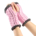 Mitaines en tricot torsadé rose chaud avec bordure en fausse fourrure grise. - Taille unique / Rose