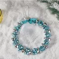Ghirlanda natalizia con campanelli blu e argento su sfondo di neve - Taglia M / blu argento
