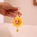 Schattige handgehaakte zonnebloem sleutelhanger met lachend gezicht en belletje - Zonnebloem (xmrysk) / Geel