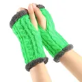 Mitaines en maille torsadée vert vif avec bordure en fausse fourrure grise pour l'hiver - Taille unique / Vert Fluorescent
