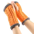 Mitaines en tricot torsadé orange avec bordure en fausse fourrure grise pour l'hiver. - Taille unique / Orange