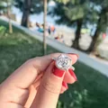 Eleganter Verlobungsring mit Kissen-Schliff aus s925 Sterlingsilber an der Hand im Freien - US Größe 8.5 / Halo Kissen Schliff Stil (P款)