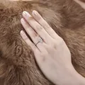 Eleganter S925 Sterlingsilber Ring mit funkelndem ovalem Stein an einer Modellhand - Größe 7,5 / Oval Mikro-Pave Stil (Q款) / Silber