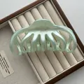 Detailopname van een 13 cm Franse retro mintgroene doorschijnende octopus haarklem - Inktvis Klauw Stijl / Groen