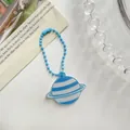 Blauw-wit gestreepte Saturnus acryl sleutelhanger met bijpassende blauwe kogelketting - Blauwe Planeet