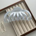 Gedetailleerd beeld van een 13cm matblauwe octopus haarklem in een luxe houten kistje. - Inktvis Klauw Stijl / Blauw