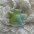Vista dettagliata di una pinza per capelli a forma di stella con sfumatura verde e blu gelatina. - Stella Marina Piccola Verde Lime