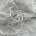 Eleganter mattierter Haarclip in Violinschlüssel-Form mit schimmerndem Finish - Irisierendes Lila