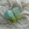 Vista dettagliata di un fermaglio per capelli a farfalla sfumato con una trama gelatinosa. - Farfalla a Doppio Strato Verde Lime