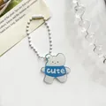 Schattige blauw-witte acryl beer sleutelhanger met witte kralenketting voor tas - Beer