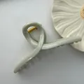 Pinza para el pelo grande verde salvia minimalista con diseño curvo - Estilo Cruzado / 15cm / Madera Cian