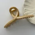 Detalle de una pinza para el cabello beige grande y minimalista con acabado brillante - Estilo Cruzado / 15cm / Amarillo Crepúsculo