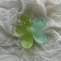 Vista dettagliata di un fermaglio per capelli a forma di fiore plumeria con sfumatura verde. - Fiore a Cinque Petali Verde Lime