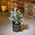 Mini albero di Natale innevato con pigne per decorazione da tavolo in vaso nero. - Modello C
