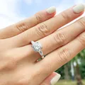 Eleganter Ring aus S925 Sterlingsilber mit einem großen runden Brillanten in der Mitte - Größe 5,5 / Rundes Drei-Steine-Design (D款)