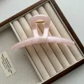 Gedetailleerd overzicht van de 13cm roze haarklem in Franse vintage stijl op display - Rechte Stijl / Roze