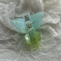 Detalle de una pinza para el cabello de mariposa con degradado de gelatina azul y verde - Verde Lima Mariposa