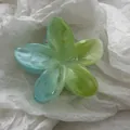 Detailopname van doorschijnende groen en blauw gradiënt frangipani haarklemmetje - L / Gradiënt Groen