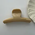 Vista detallada del acabado liso y diseño de esta pinza para el cabello beige - Estilo Barra Cabeza Redonda / 12cm / Amarillo Crepúsculo