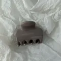 Macro-opname van een koffiekleurige haarklem met tekst op wit gekreukeld papier - 4.5cm Kleine Klem / Chocolade