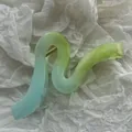 Vista detallada de una pinza para el cabello ondulada con degradado en verde y azul. - Verde Lima Relámpago (Forma de Onda)