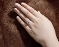 Eleganter Ring aus S925 Sterlingsilber mit oval geschliffenem Edelstein an der Hand - US Größe 4 / Ovaler Ring mit Vier-Krappen-Fassung (I款) / Silber
