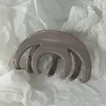 Dettaglio di un fermaglio per capelli taupe lucido su carta bianca strutturata. - Clip a Ragno / Cioccolato