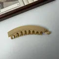 Gedetailleerd overzicht van een minimalistische beige banaan haarklem met stevige grip tanden - 13cm Versie / Geel