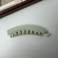 Detail van een mintgroene plastic bananenhaarklem met stevige tanden. - 13cm Versie / Groen