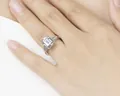 Eleganter Ring aus S925 Sterlingsilber mit großem Smaragdschliff Stein an der Hand - US Größe 4 / Smaragdschliff Drei-Steine-Stil (K款)