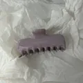 Vista dettagliata di un fermaglio per capelli malva lucido con scritta HAND MADE bianca - Rettangolare 9.5cm / Rosa