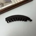 Gedetailleerde weergave van een glanzende donkerbruine bananenklem met tanden voor paardenstaarten - 13cm Versie / Lichtzwart
