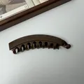 Detailoverzicht van een donkerbruine bananenhaarklem met tanden voor paardenstaartstyling. - 13cm Versie / Donker Koffie