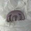 Primo piano di un fermaglio per capelli viola fatto a mano su sfondo di carta bianca stropicciata. - Clip a Ragno / Rosa