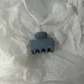 Detailweergave van een grijsblauwe minimalistische haarklem op wit gekreukt papier - 4.5cm Kleine Klem / Grijs