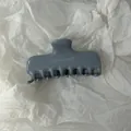 Vista dettagliata di una pinza per capelli grigio blu con scritta HAND MADE - Rettangolare 9.5cm / Grigio