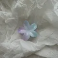 Detail van een plumeria haarklem met een zacht kleurverloop in paars en blauwe tinten - S / Gradiënt Paars